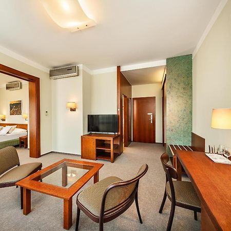 Wellness Hotel Happy Star ฮนานิเซ ภายนอก รูปภาพ
