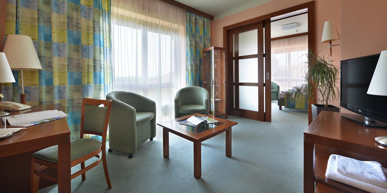Wellness Hotel Happy Star ฮนานิเซ ภายนอก รูปภาพ